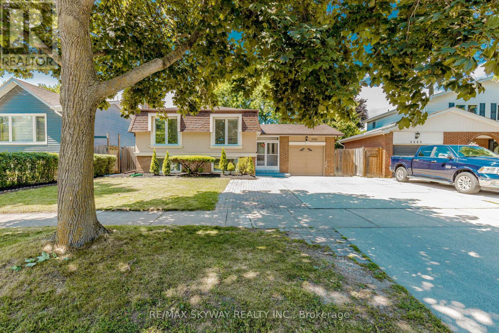 3285 Lansdown Dr, Burlington, ON L7M 1S4