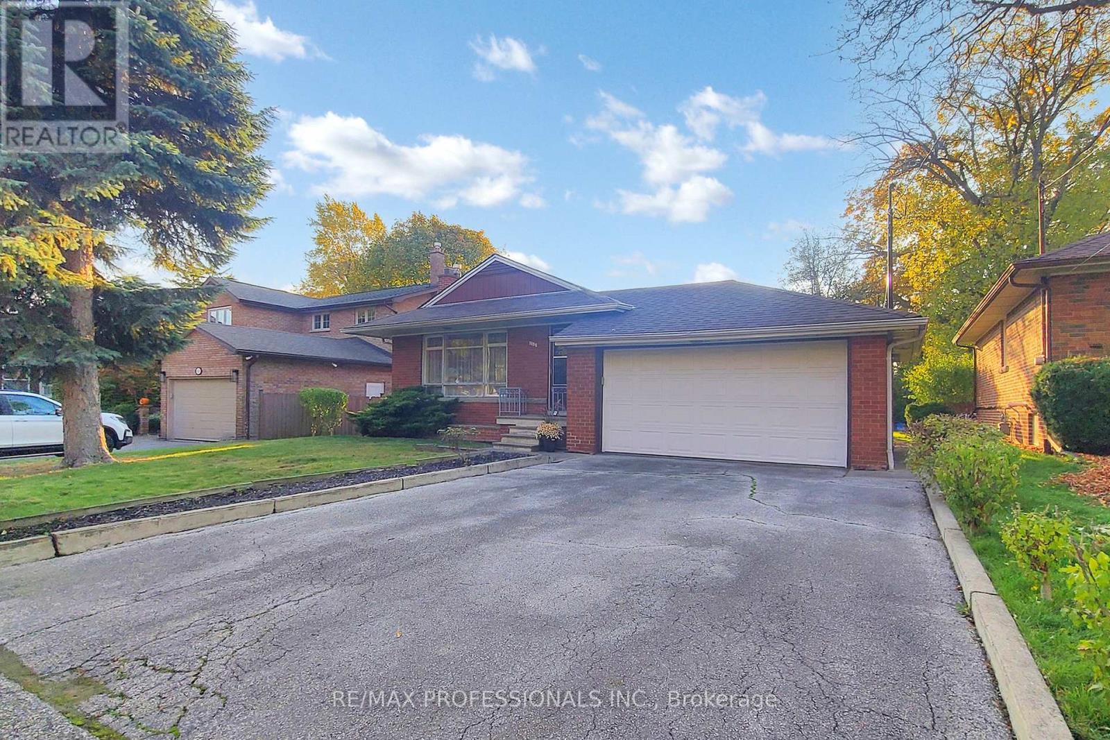 110 Shaver Ave N, Toronto, ON M9B 4N8