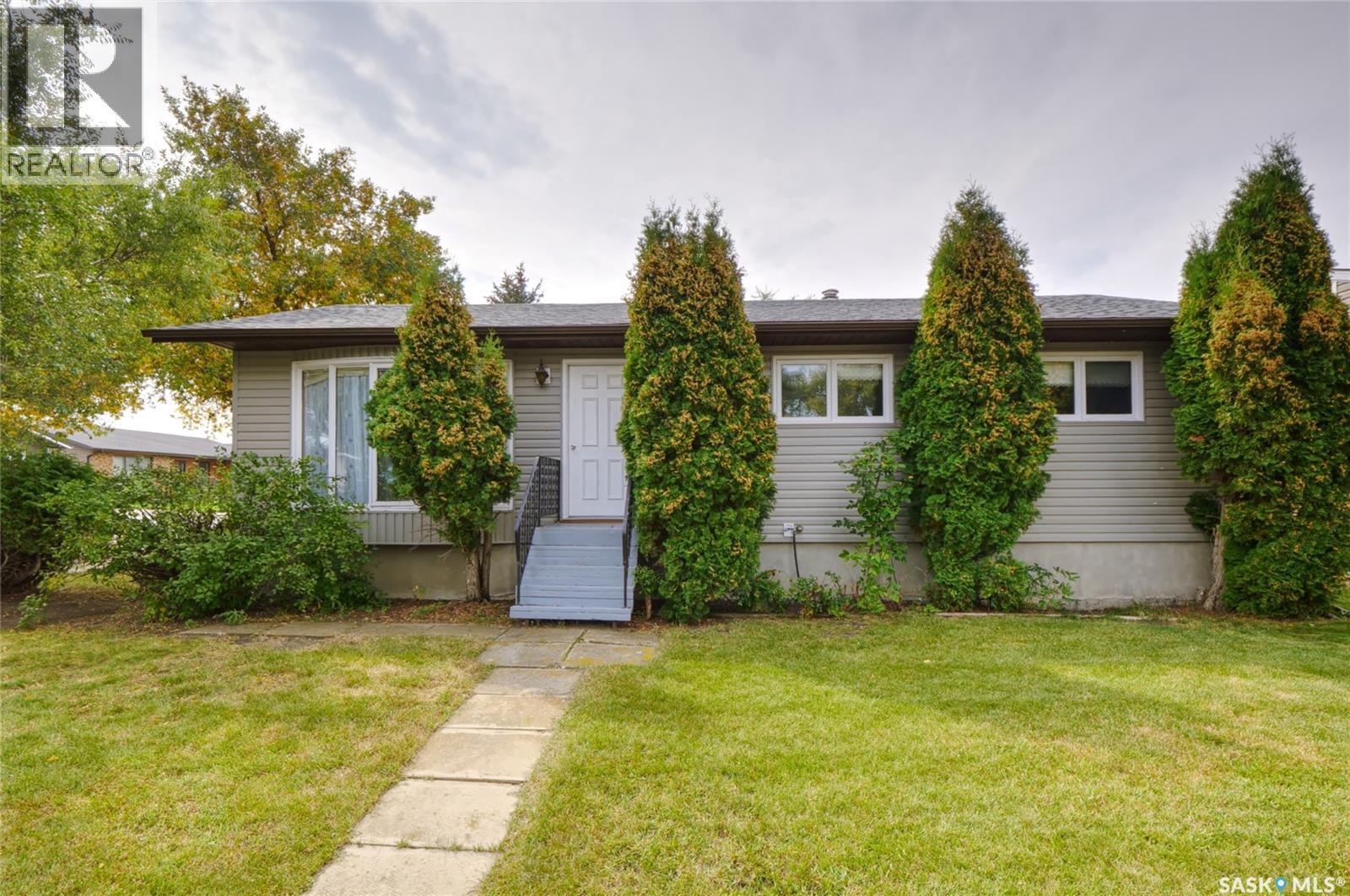 1008 Parklane Dr, Assiniboia, SK S0H 0B0