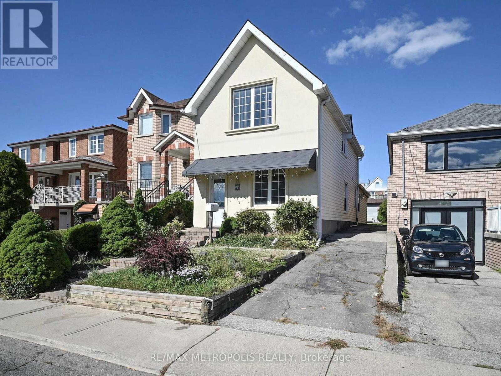 28 Eversfield Rd, Toronto, ON M6E 1T7
