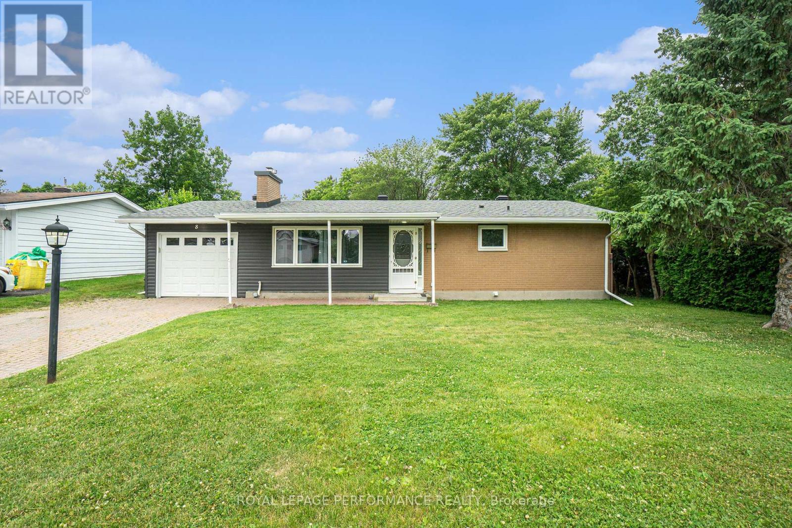 8 Newgale St, Ottawa, ON K2H 5R3