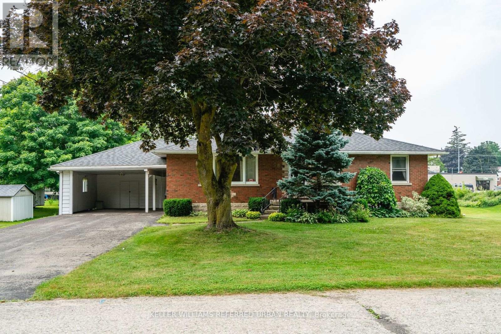 18 King St S, Minto, ON N0G 1Z0