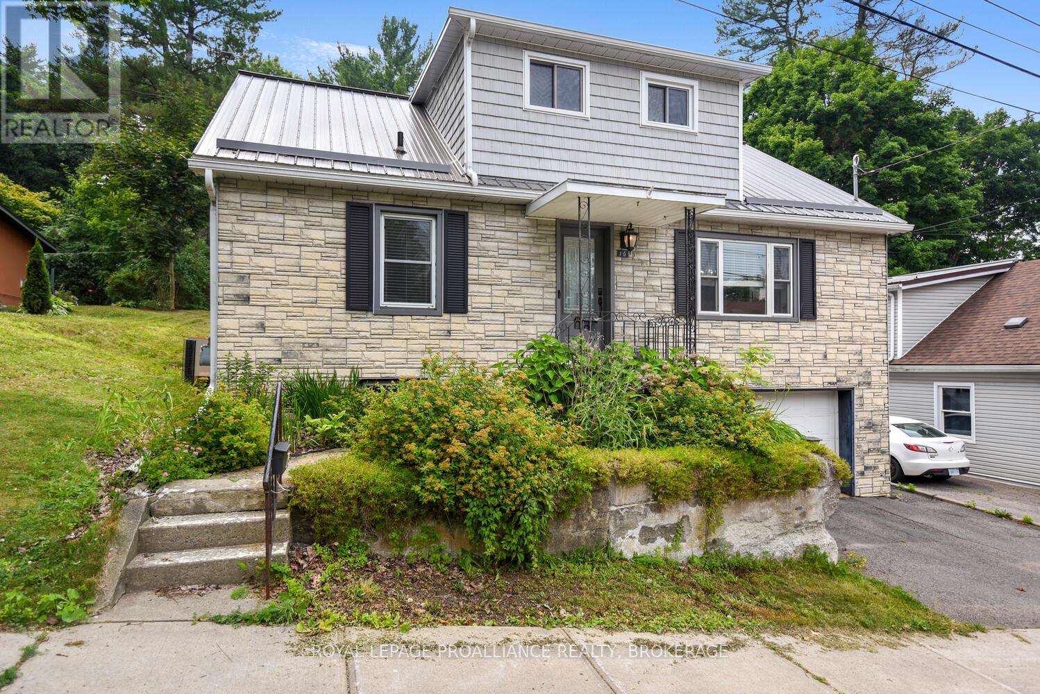 16 Mccready St, Brockville, ON K6V 5N3