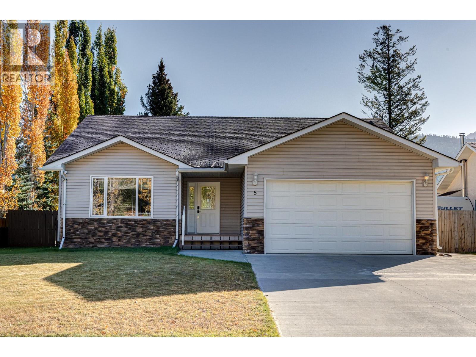5 Caledonia Pl, Elkford, BC V0B 1H0
