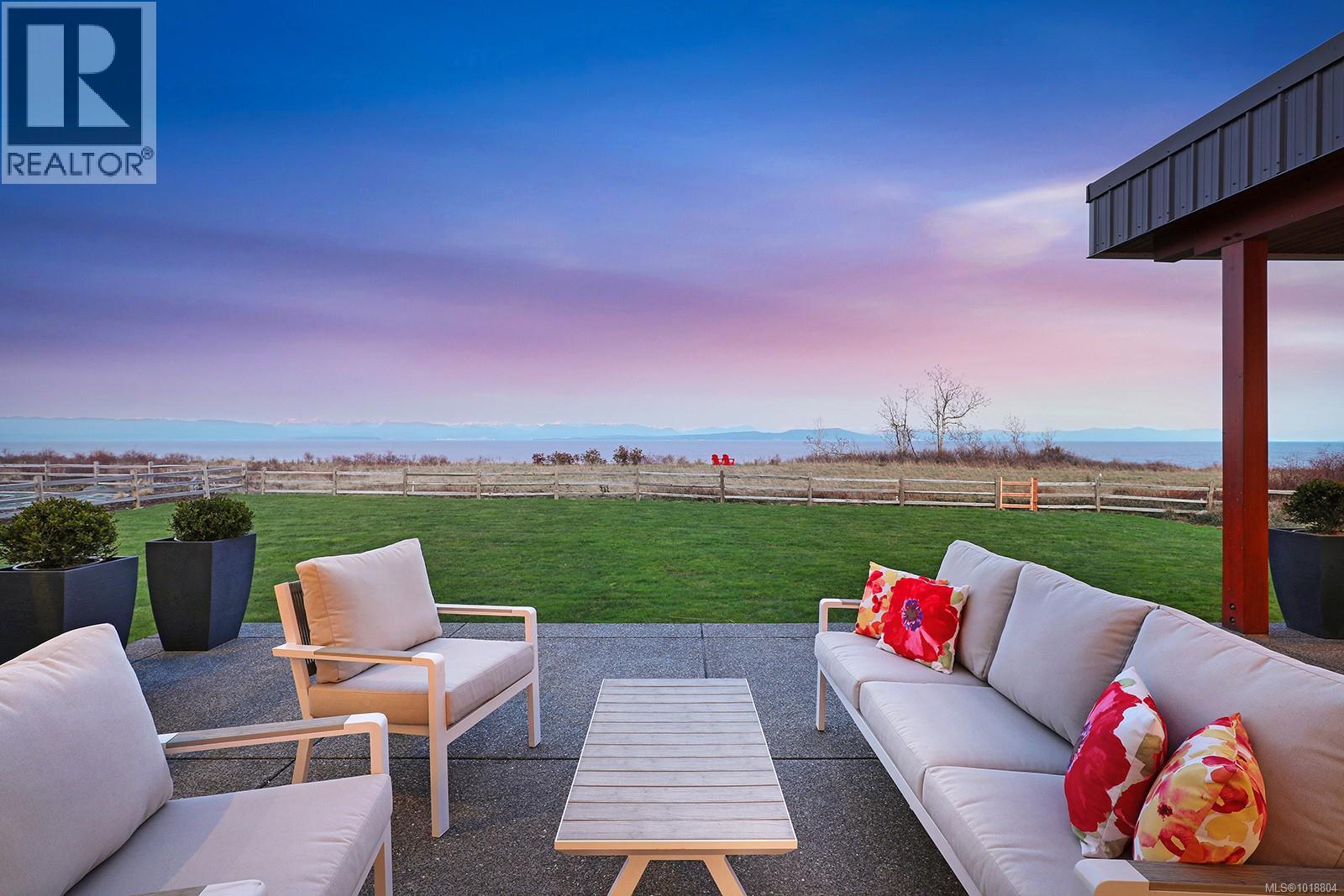 300 Connemara Rd, Comox, BC V9M 3T4