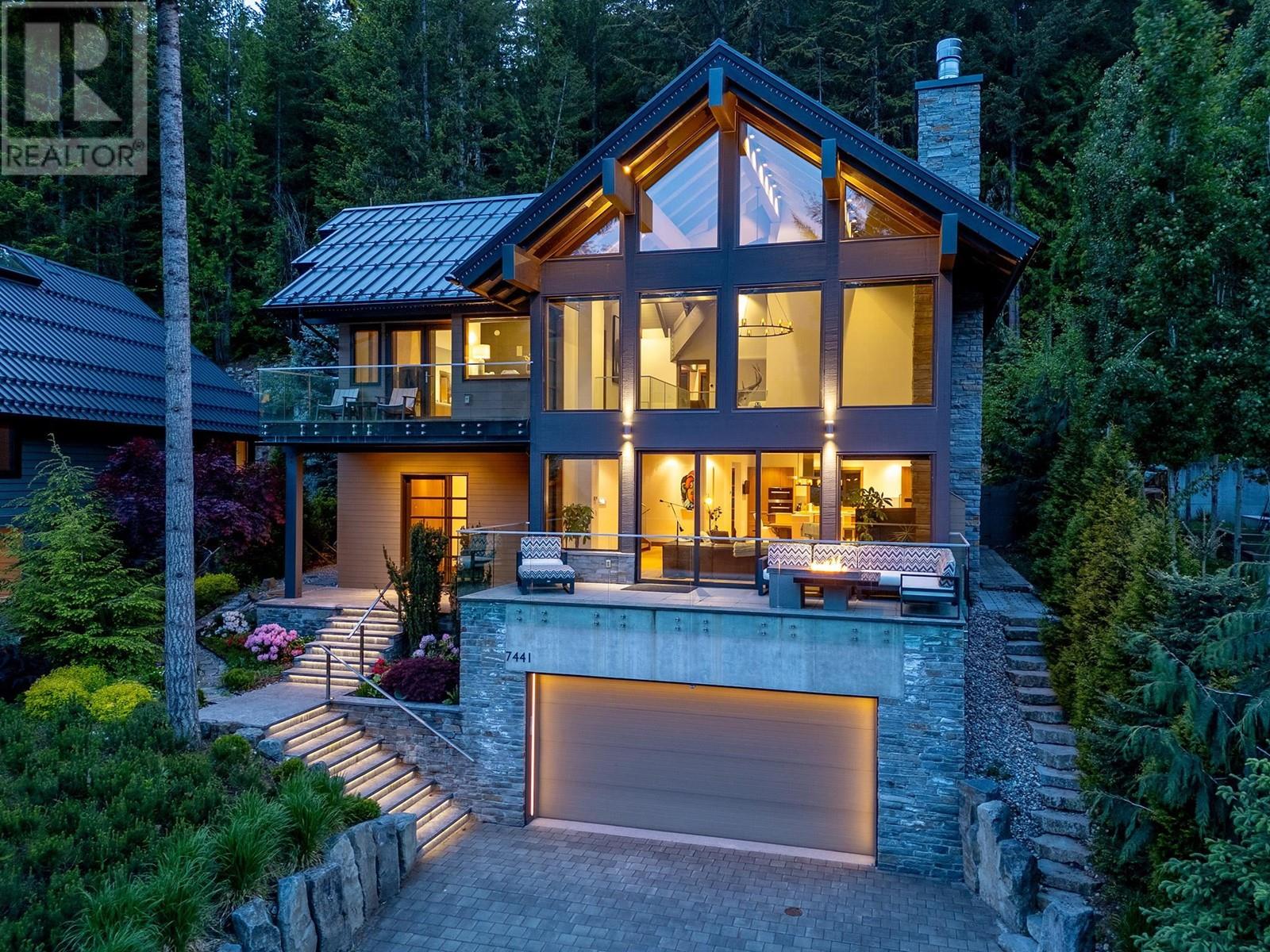 7441 Treetop Ln, Whistler, BC V8E 0E9