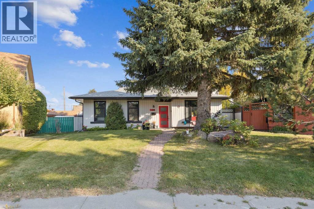 224 Cedarbrae Cres SW, Calgary, AB T2W 1Y4