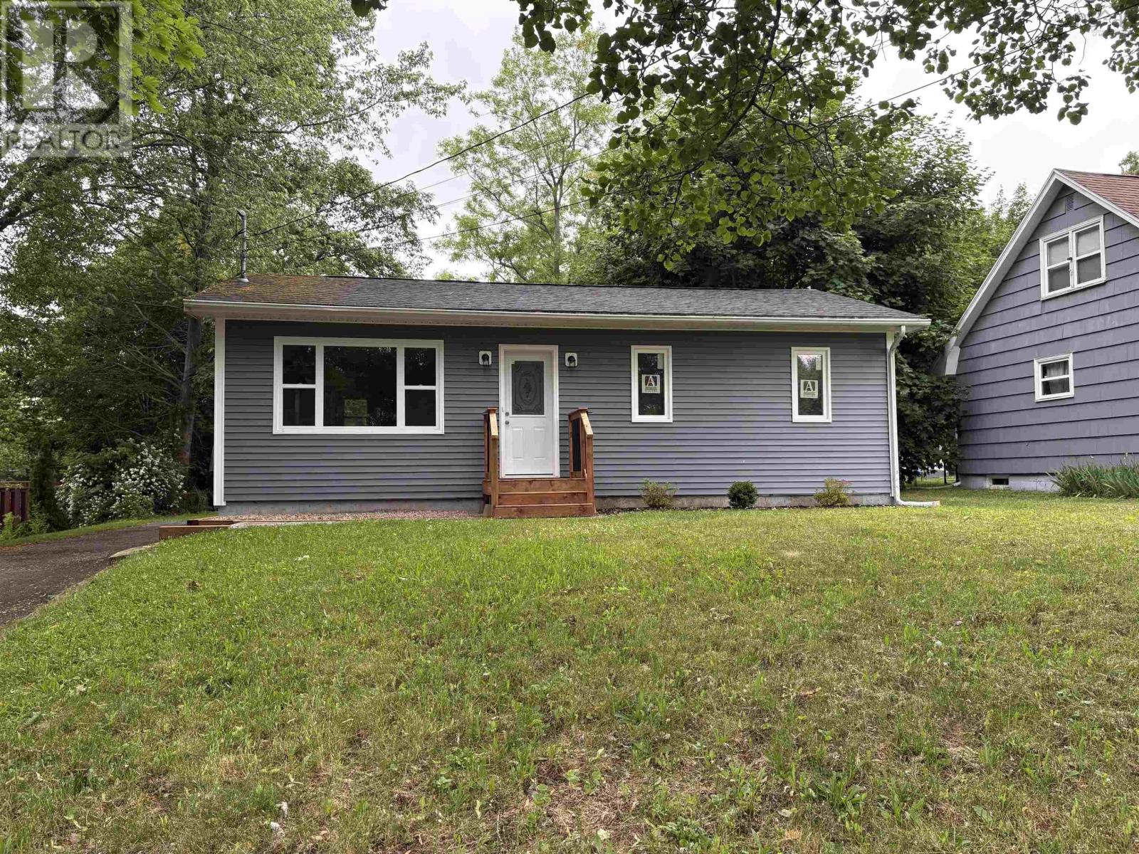 214 Oakdene Ave, Kentville, NS B4N 2C1