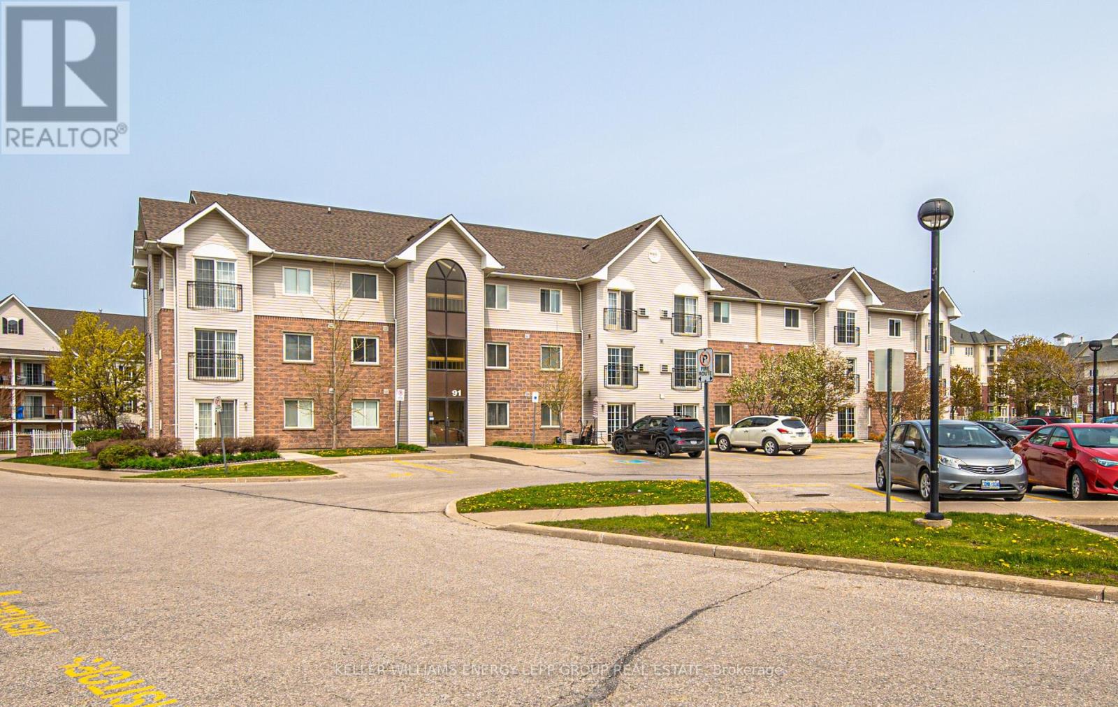 301 91 Aspen Springs Dr, Clarington, ON L1C 5J9