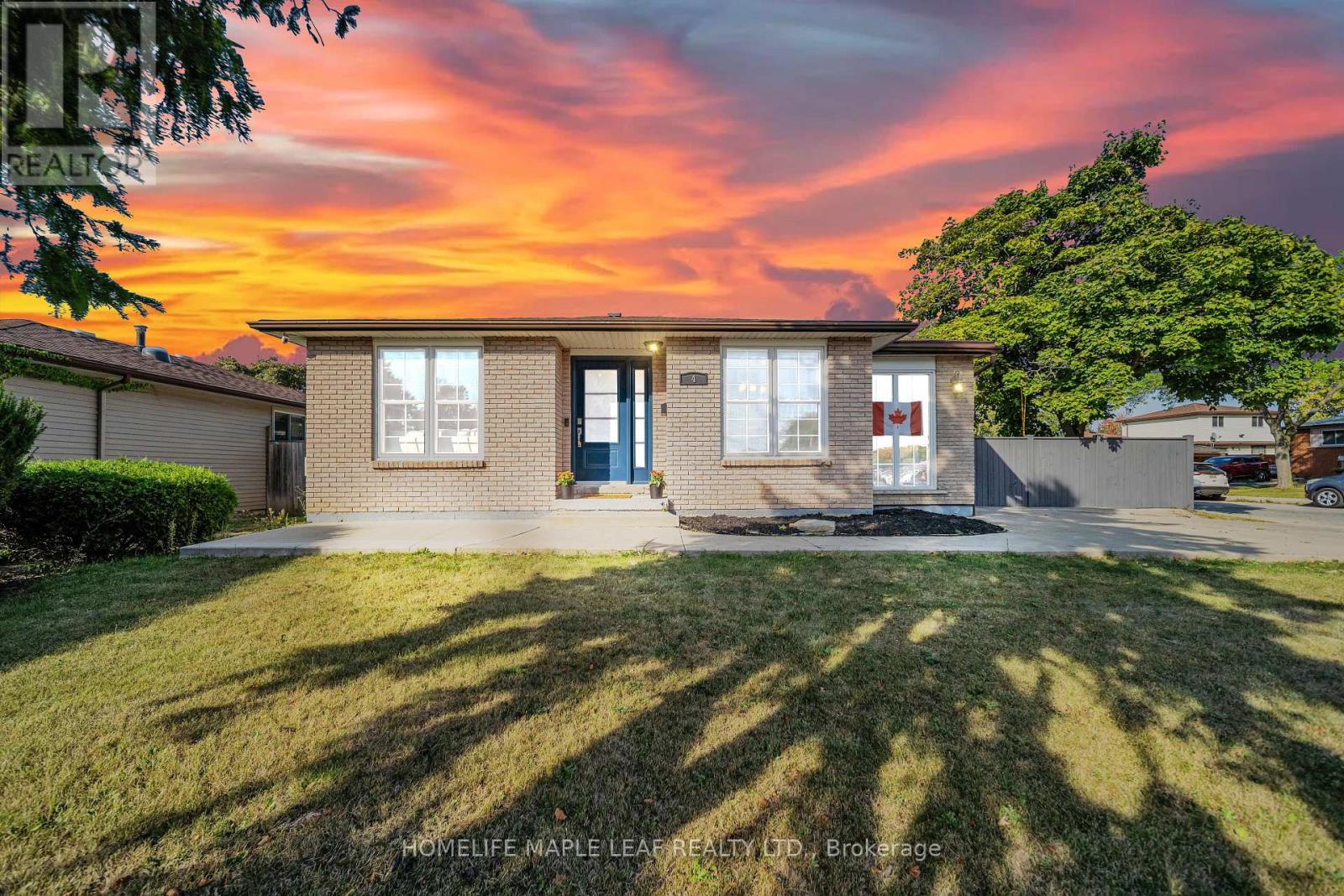 4 Lisa Ct, Hamilton, ON L8V 4P9