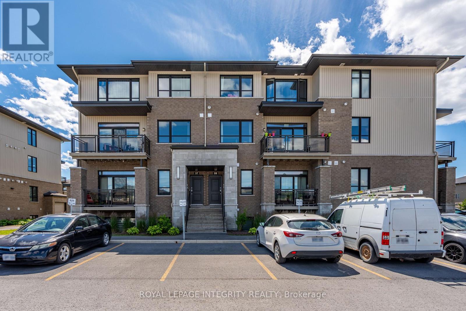35 Carabiner Private, Ottawa, ON K1W 0L7