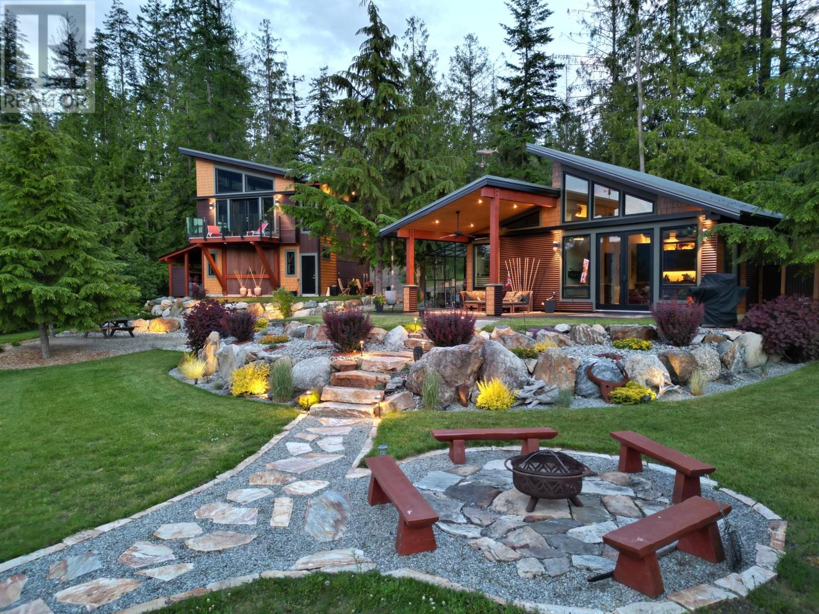 179 Kootenay Lake Rd, Procter, BC V0G 1V0