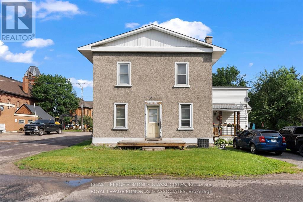 7 Isabella St, Pembroke, ON K8A 5S4