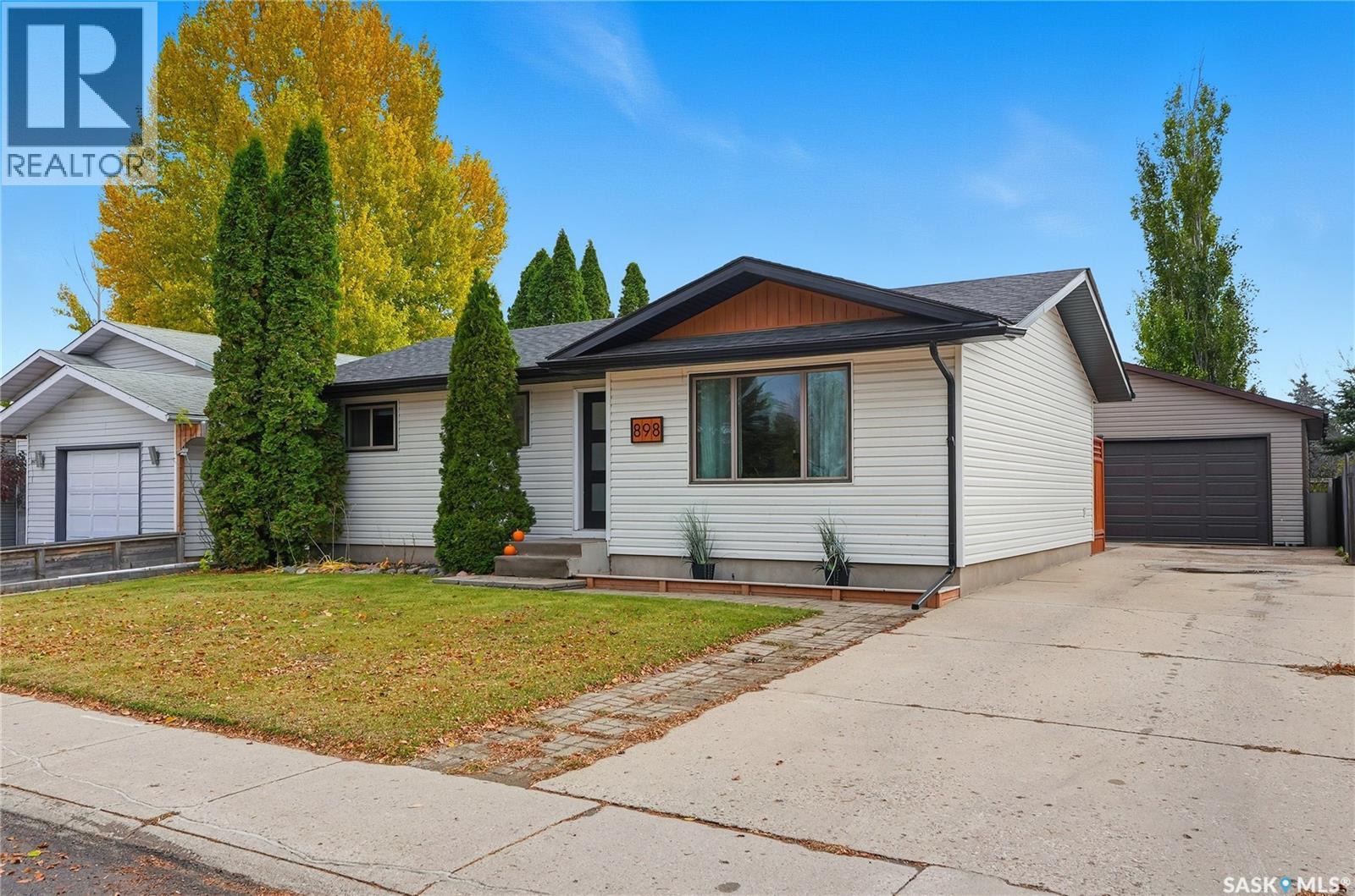 898 Kingsmere Blvd, Saskatoon, SK S7J 4J7