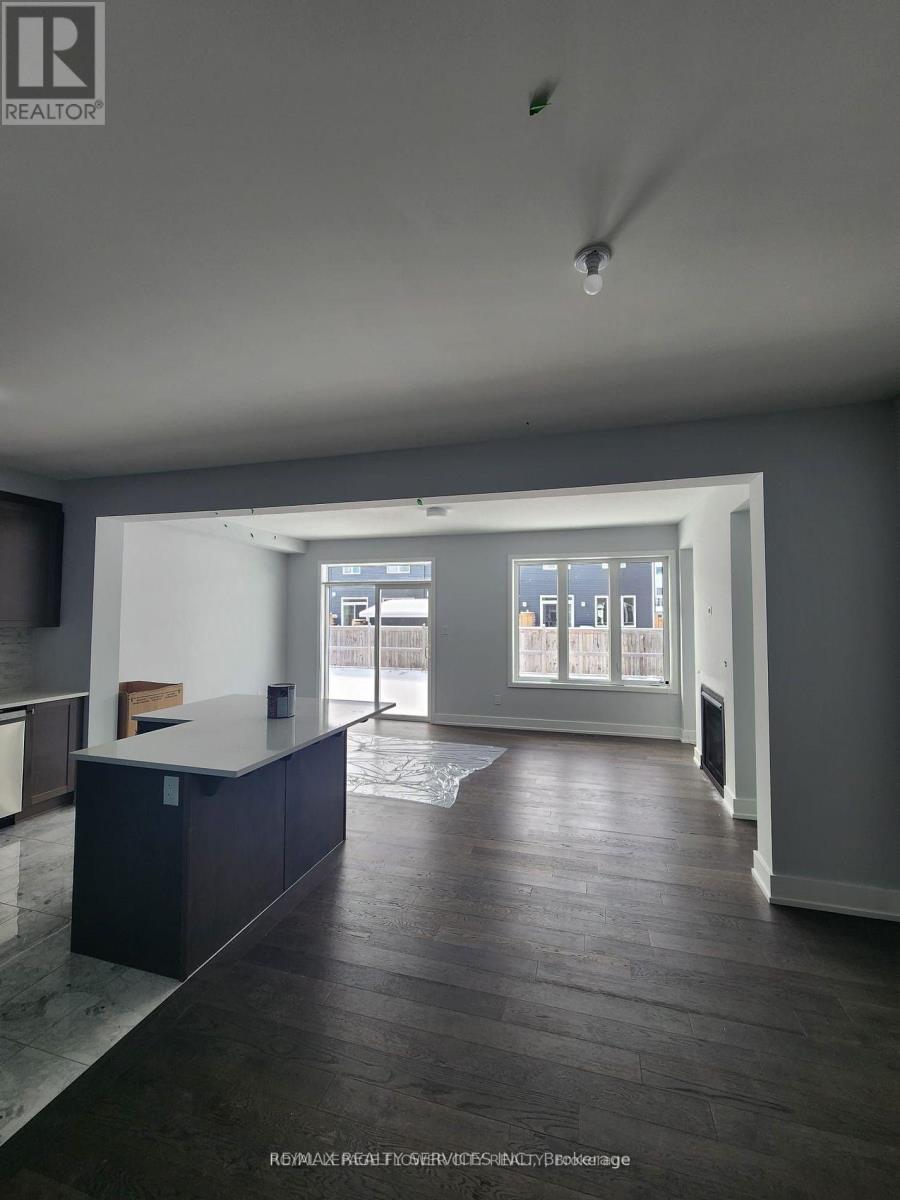 726 Rouncey Rd, Ottawa, ON K2S 1B6
