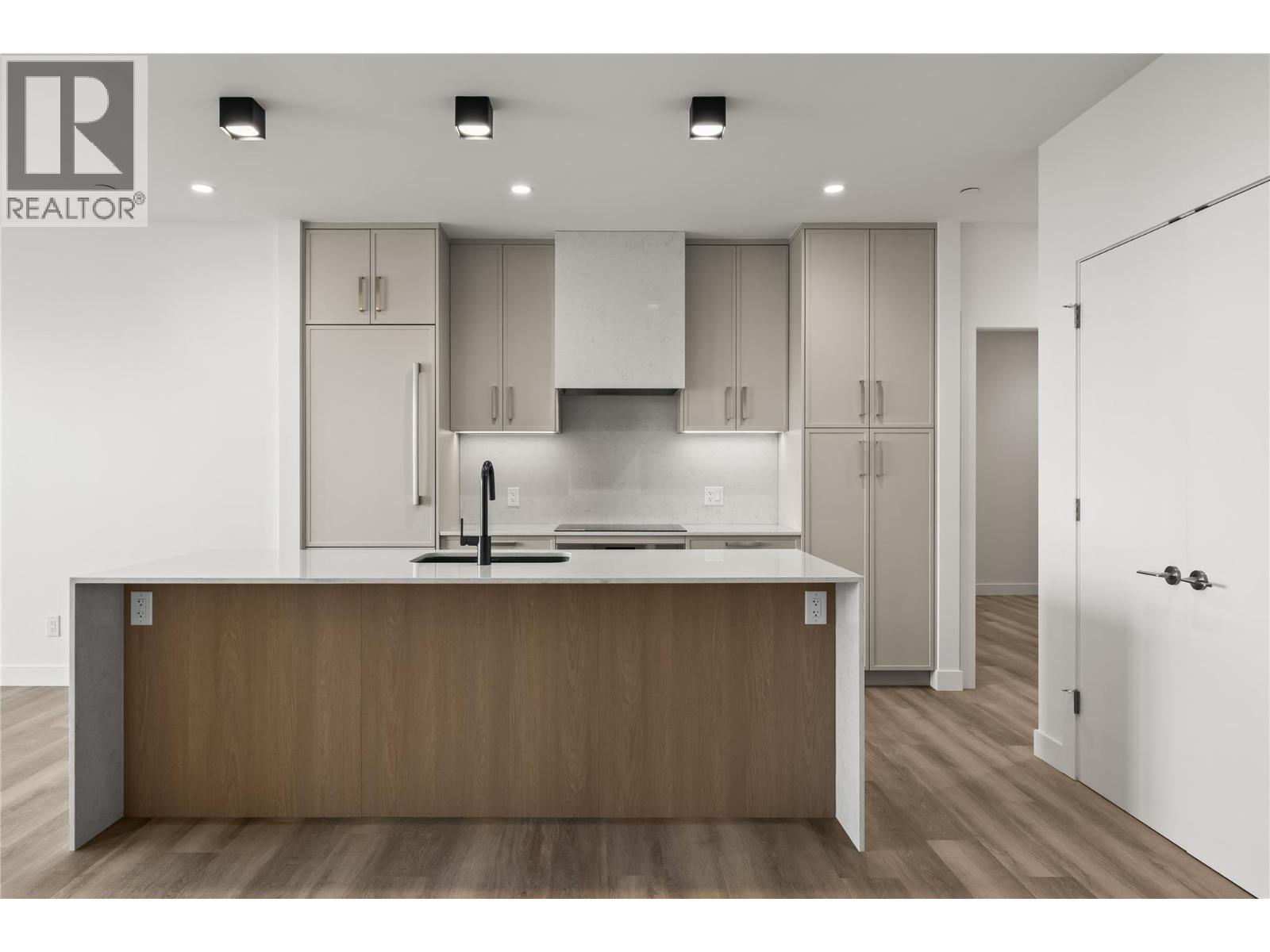 3340 Lakeshore Drive Unit 306, Kelowna, BC V1W 0H6