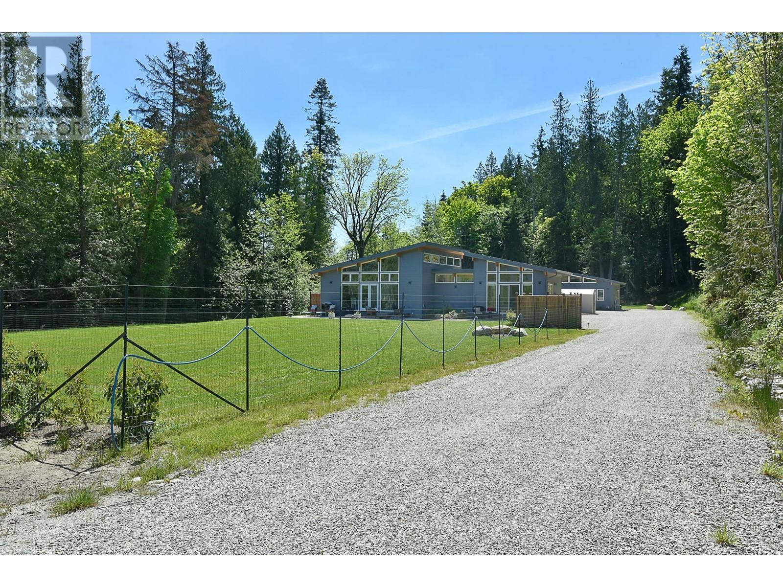 5961-5963 Ripple Way, Sechelt, BC V7Z 0R2