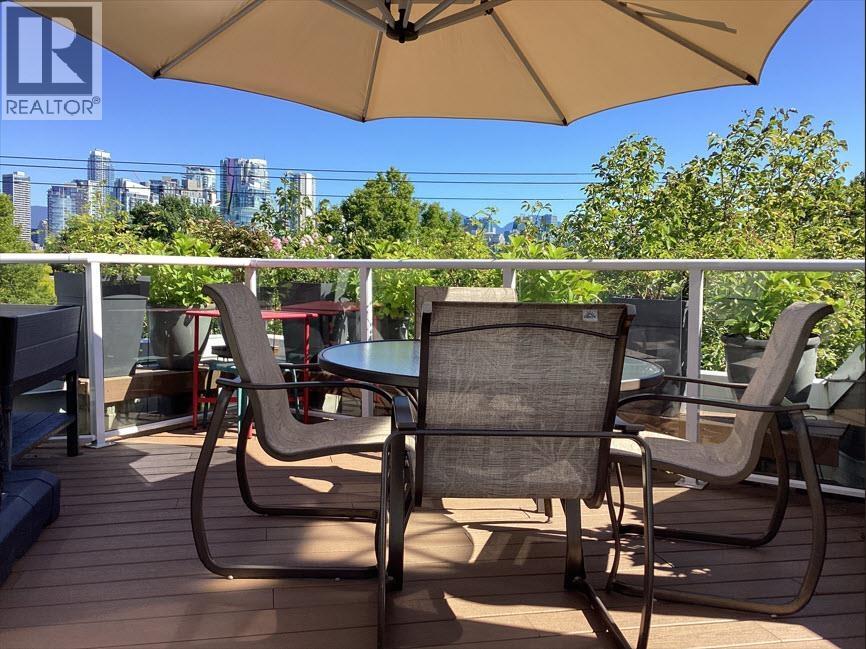 2217 Oak St, Vancouver, BC V6H 3W6
