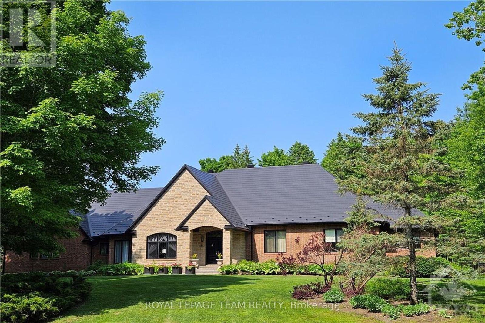 5849 Queenscourt Cres, Ottawa, ON K4M 1K3