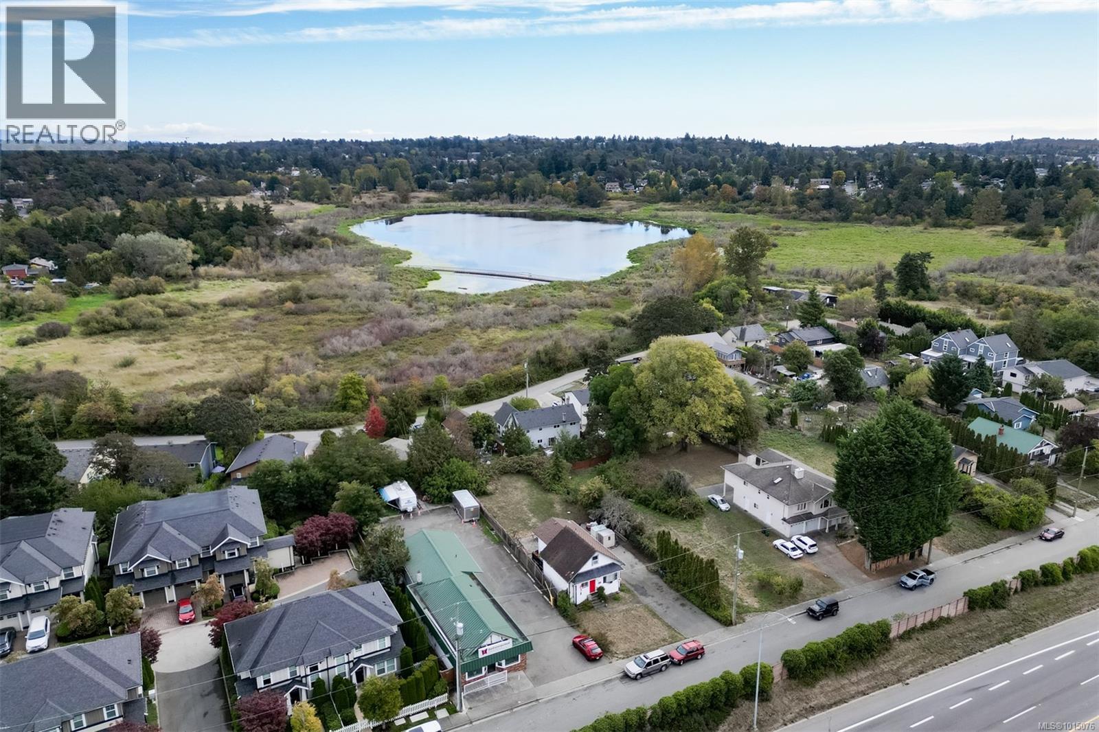 3883 Douglas St, Saanich, BC V8Z 3M1