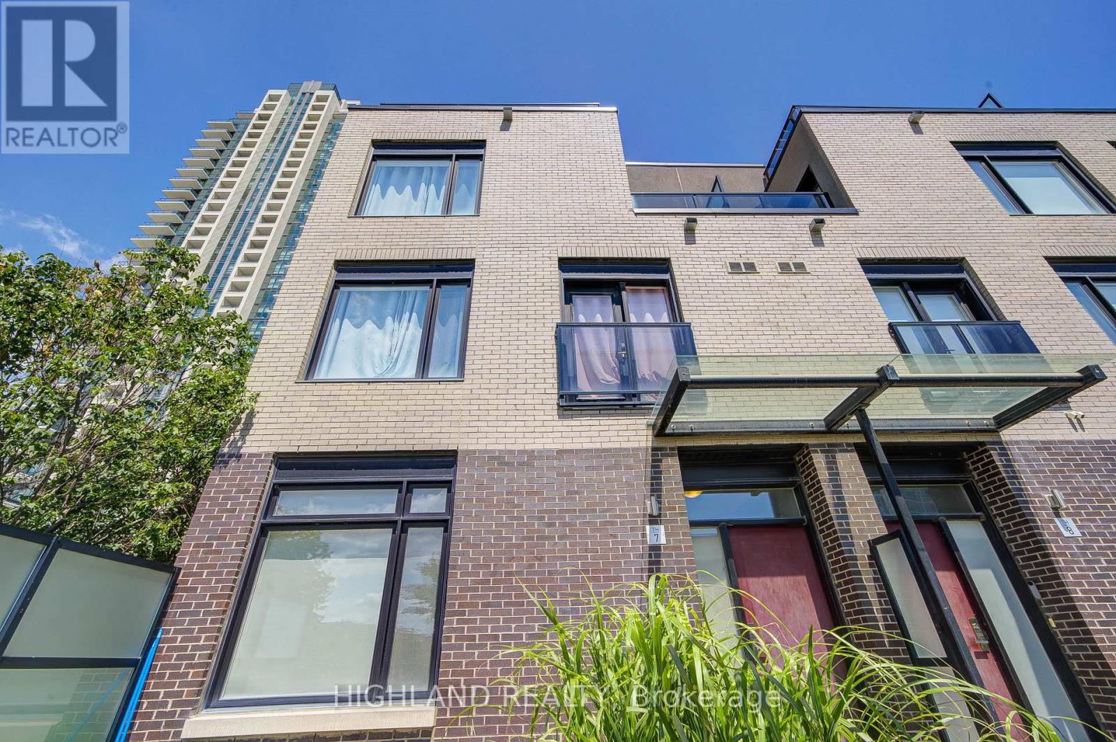 7 4030 Parkside Village Dr, Mississauga, ON L5B 3M1