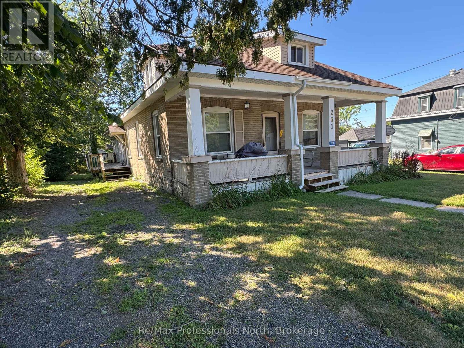261 Hotchkiss St, Gravenhurst, ON P1P 1H7