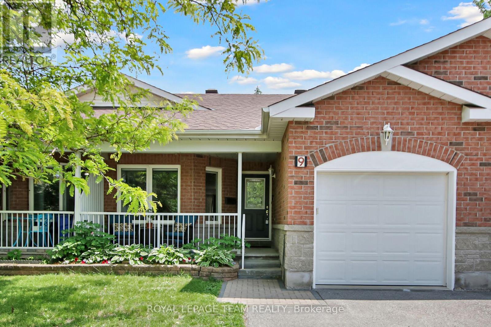 9 Weaver Cres, Ottawa, ON K2K 3E1