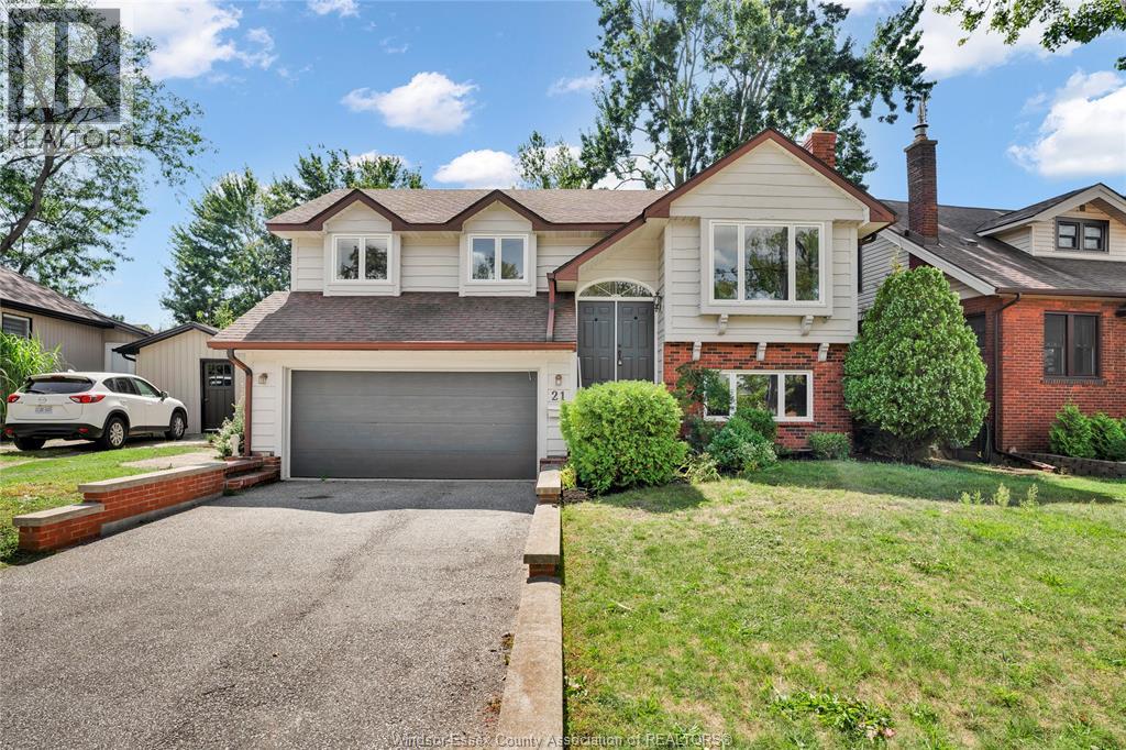 21 Pulford St, Kingsville, ON N9Y 1B3