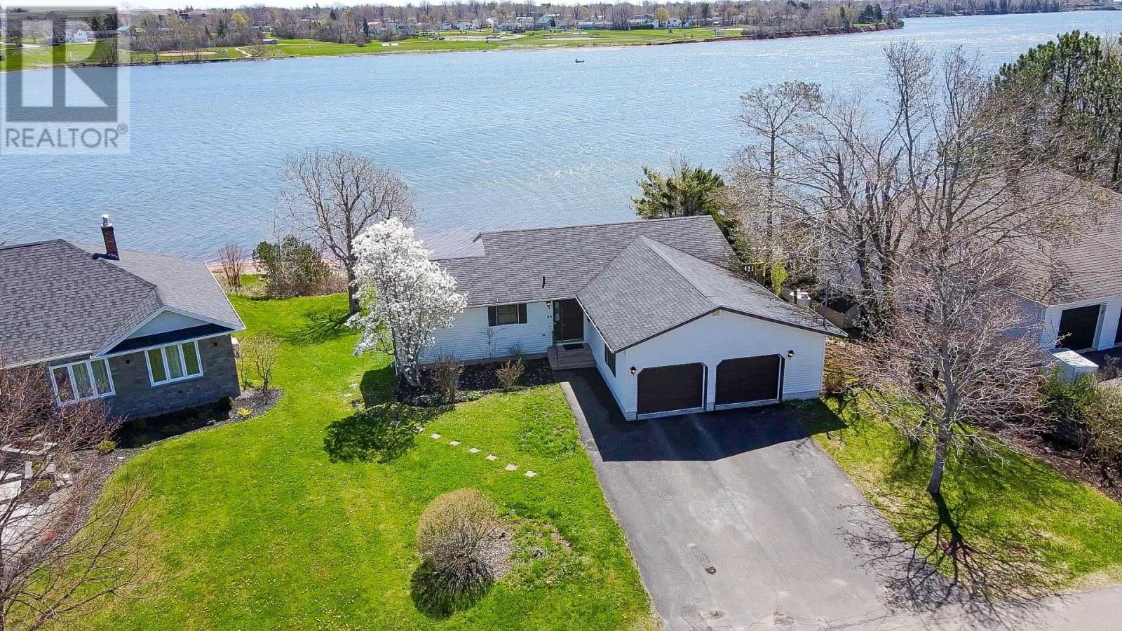 86 Parkside Dr, Charlottetown, PE C1E 1M8