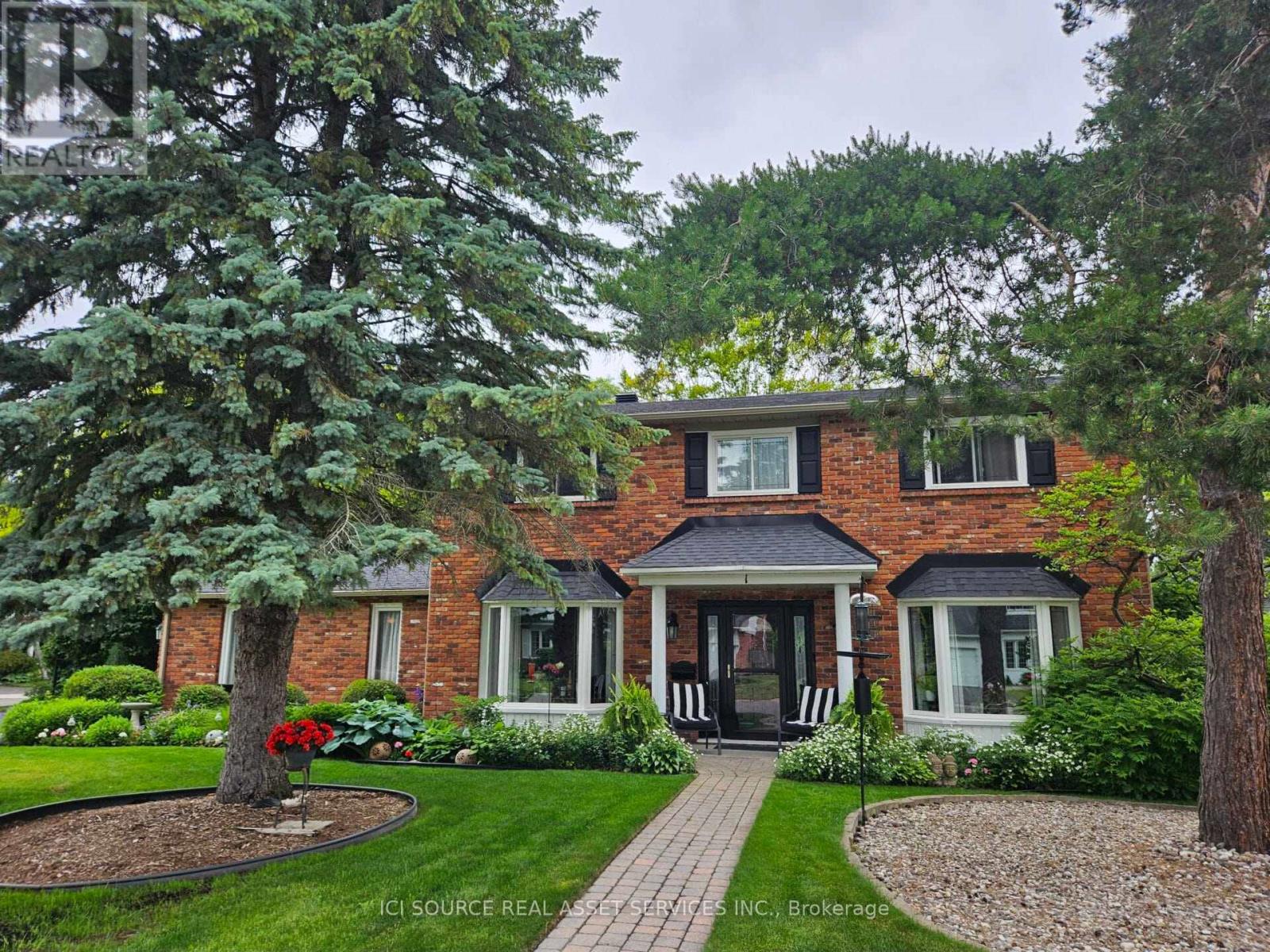 1 Erinlea Ct, Ottawa, ON K2E 7C8