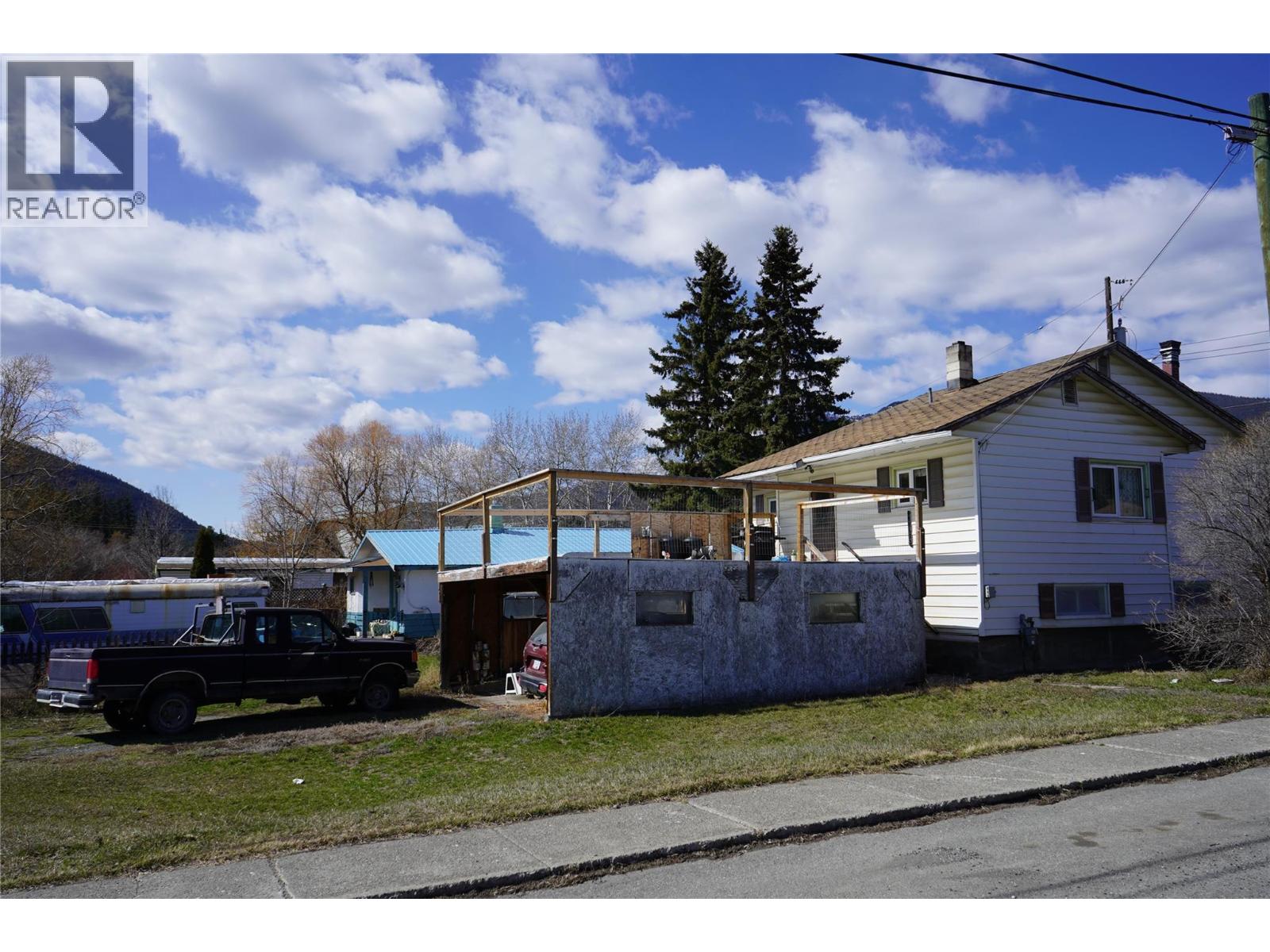 1219 Bell St, Clinton, BC V0K 1K0