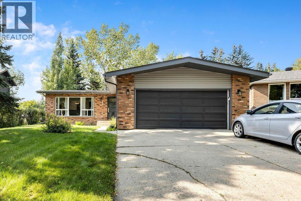 12 Suntree Ln, Okotoks, AB T1S 1B9