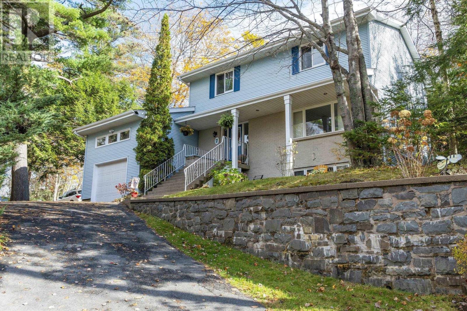 7 Lake Charles Dr, Dartmouth, NS B2X 2T1