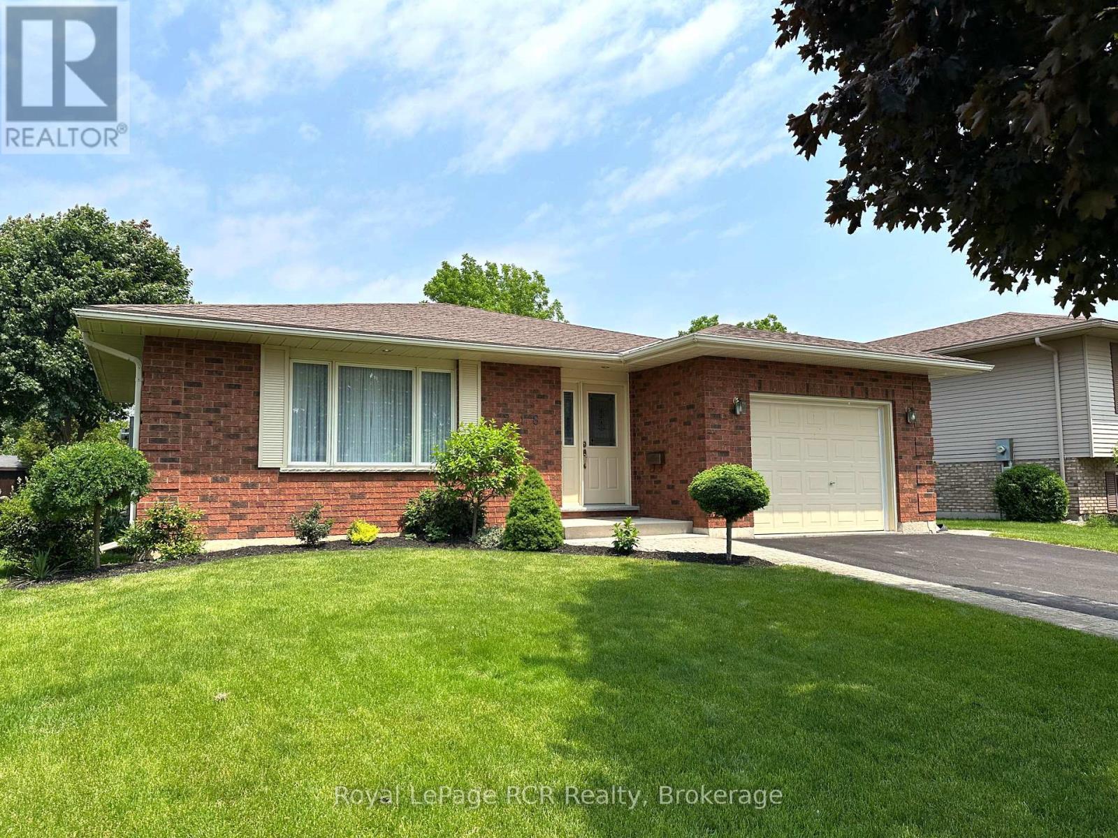 218 4th Street Crescent, Hanover, ON N4N 3S2