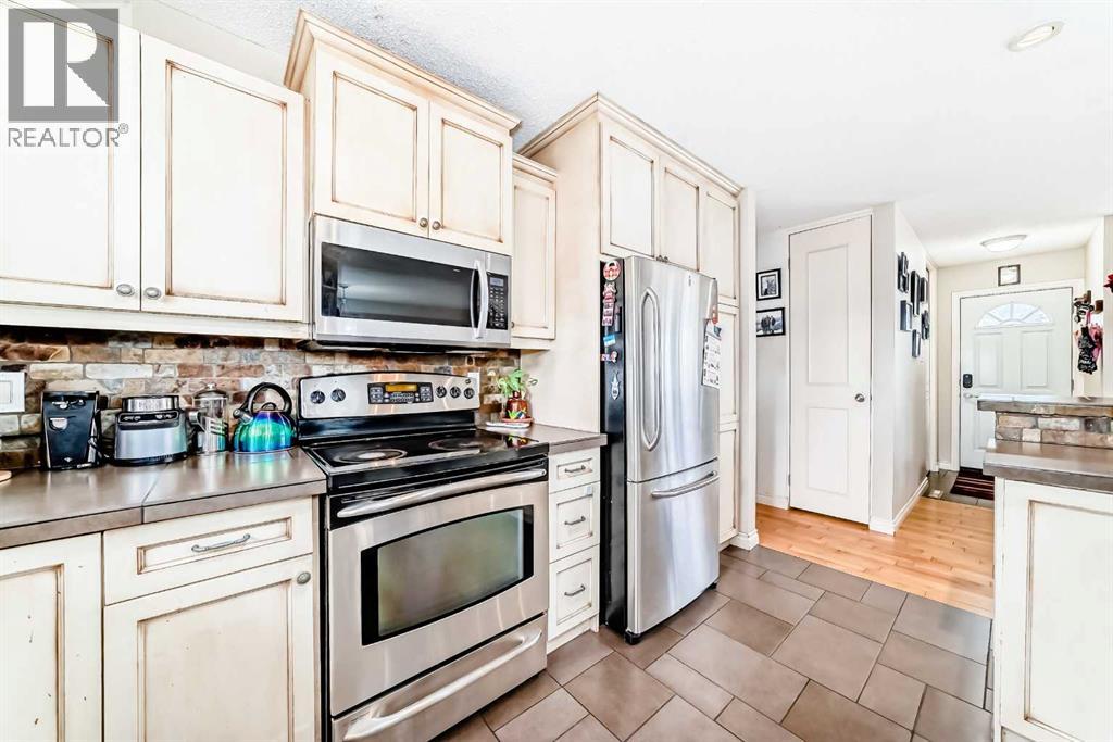 53 Wakefield Dr SW, Calgary, AB T3C 2W8