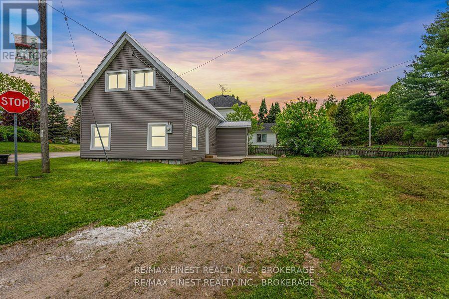 3 Mary St, Rideau Lakes, ON K0G 1L0