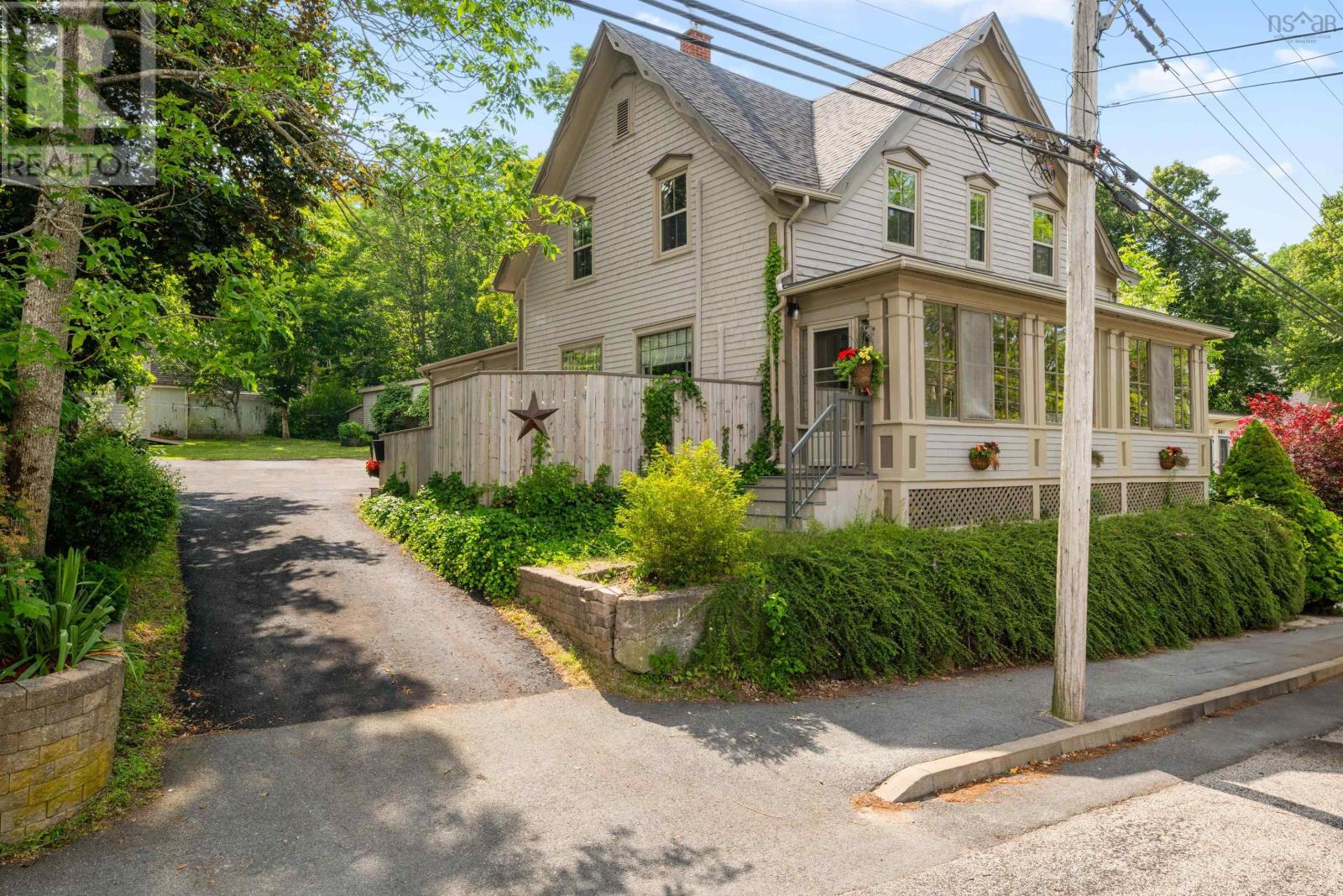 153 Pleasant St, Bridgewater, NS B4V 1N4