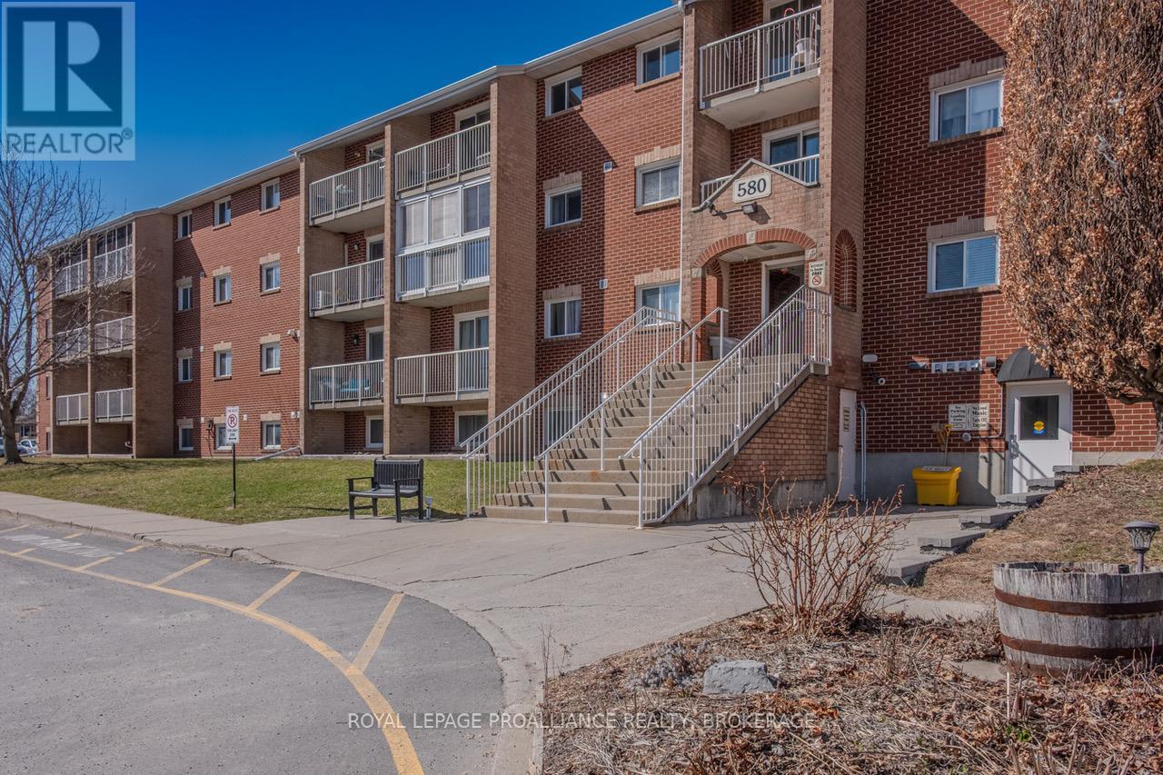 114 580 Armstrong Rd, Kingston, ON K7M 8M3