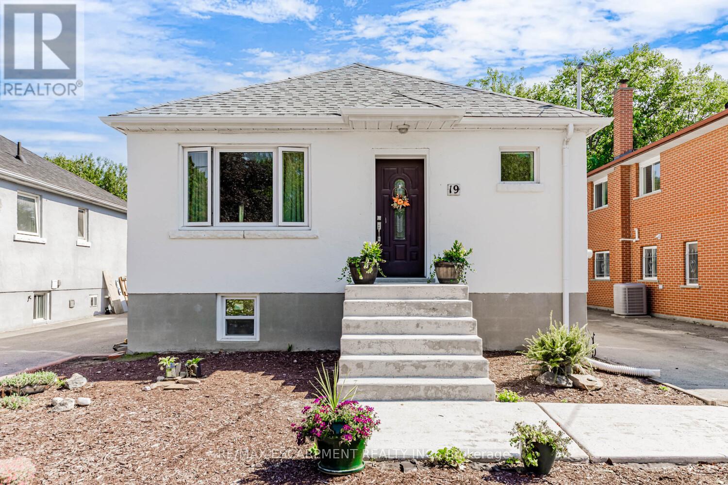 19 Stock Ave, Toronto, ON M8Z 5C3