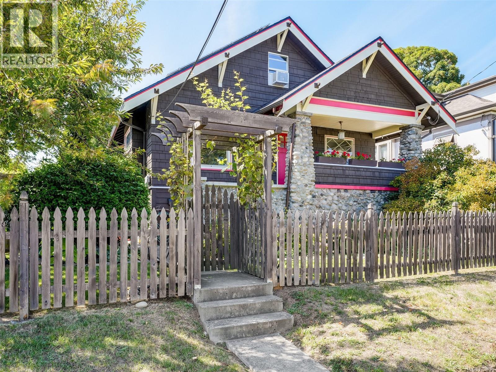 2502 Prior St, Victoria, BC V8T 3X6