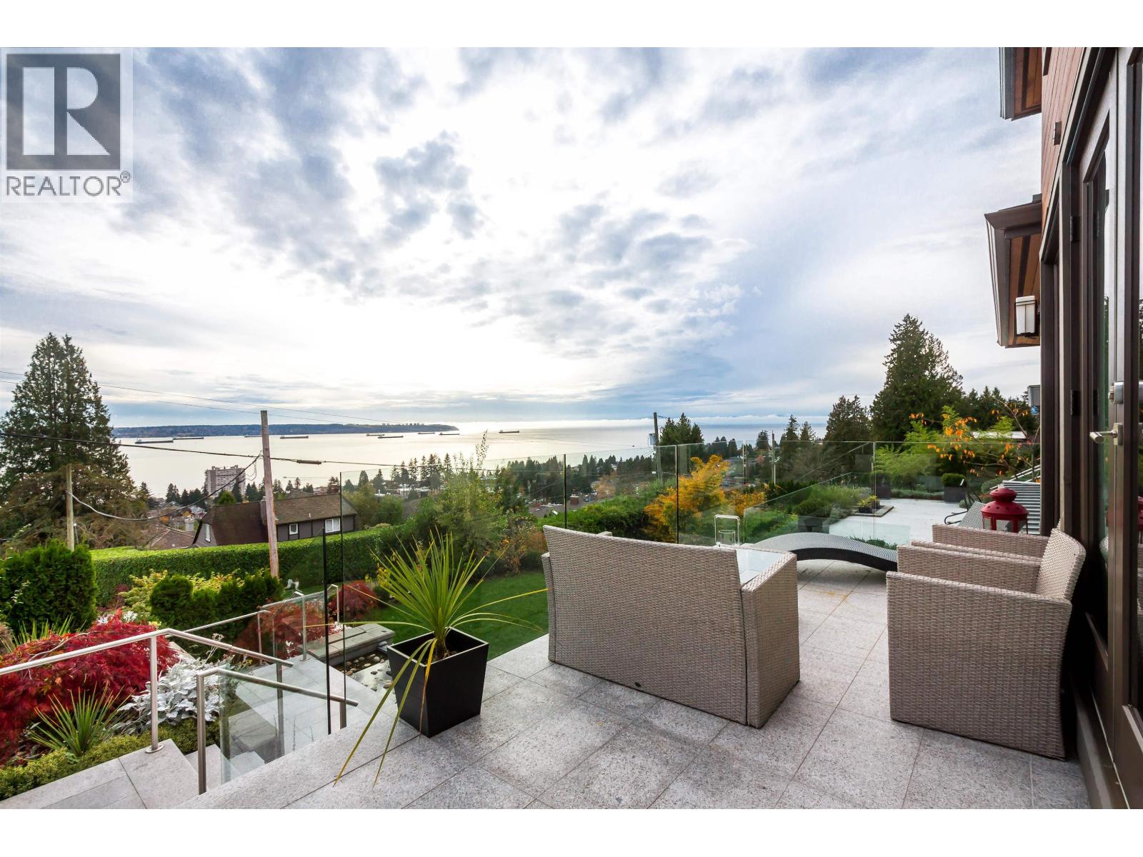 2301 Ottawa Ave, West Vancouver, BC V7V 2S8