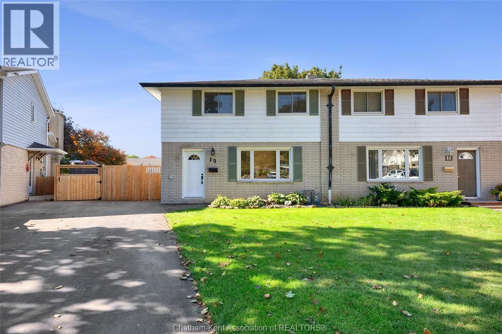 19 Chestnut Dr, Chatham, ON N7M 4Y9