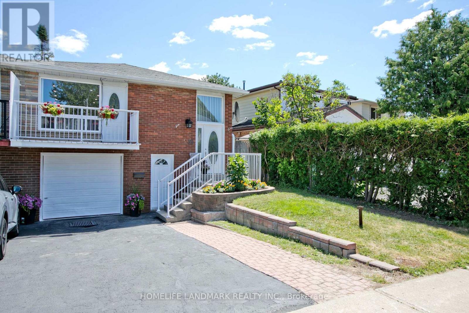 39 La Peer Blvd, Toronto, ON M1W 2H3