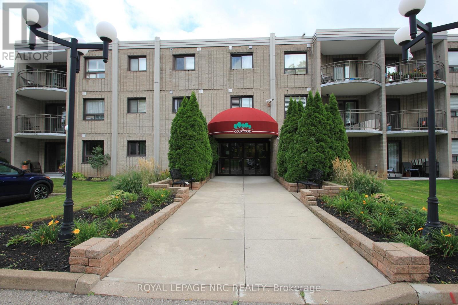 230 4658 Drummond Rd, Niagara Falls, ON L2E 7E1