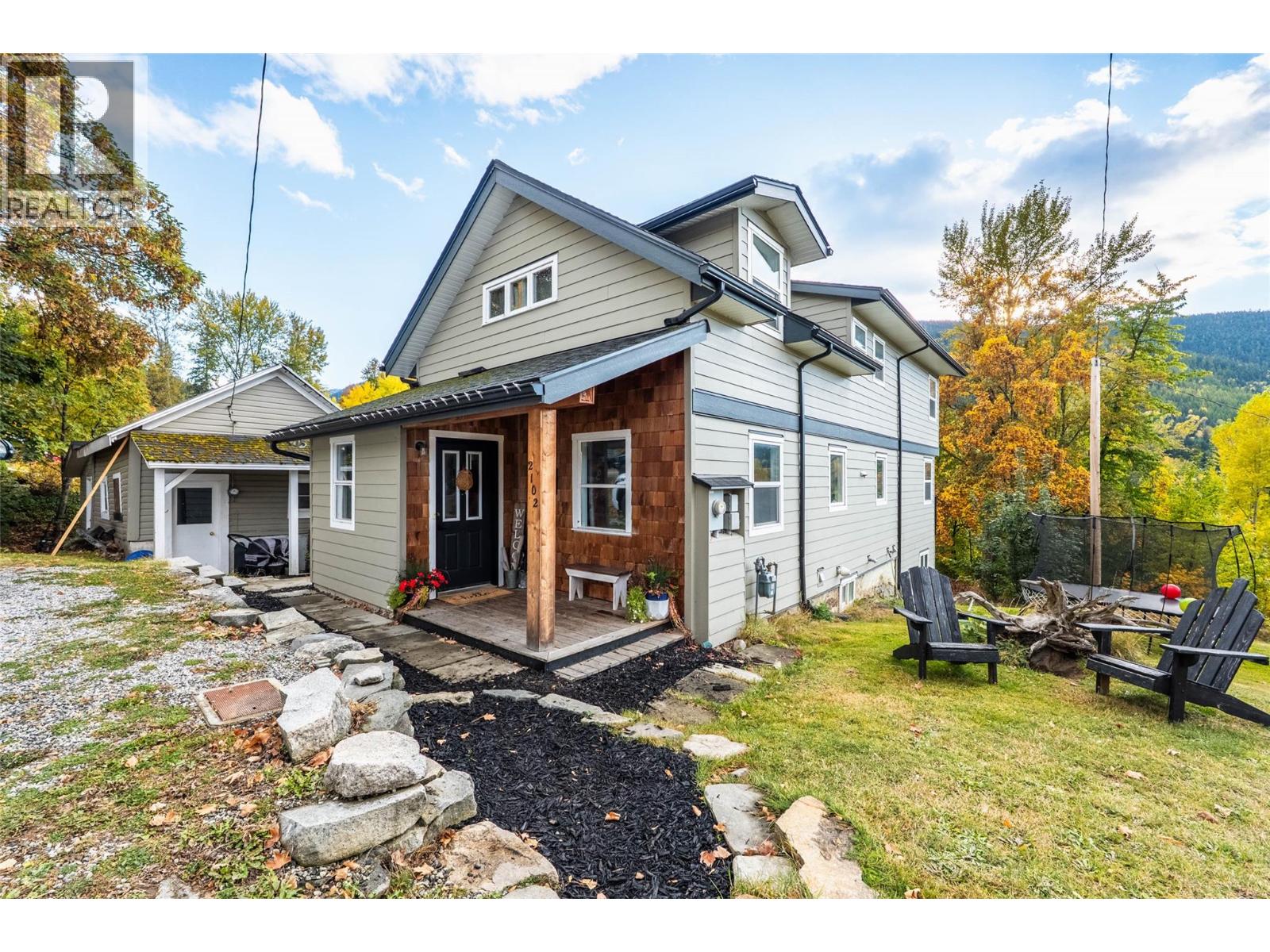 2102 Falls St, Nelson, BC V1L 1K4