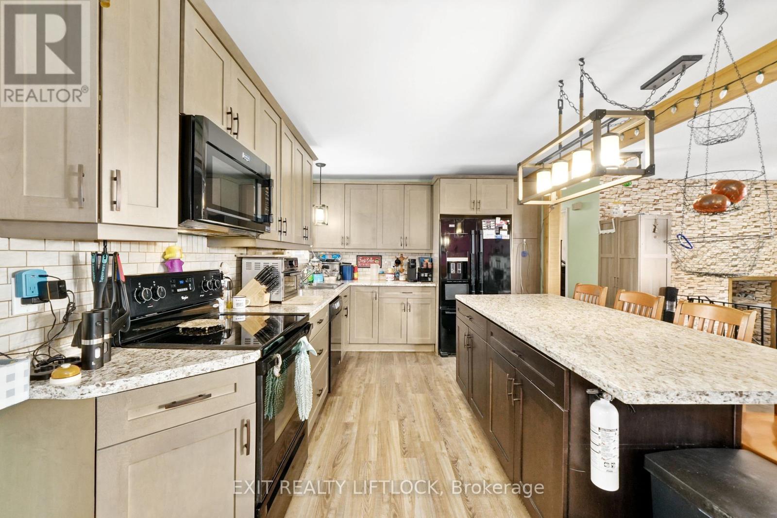 1688 Tara Rd, Selwyn, ON K0L 1T0