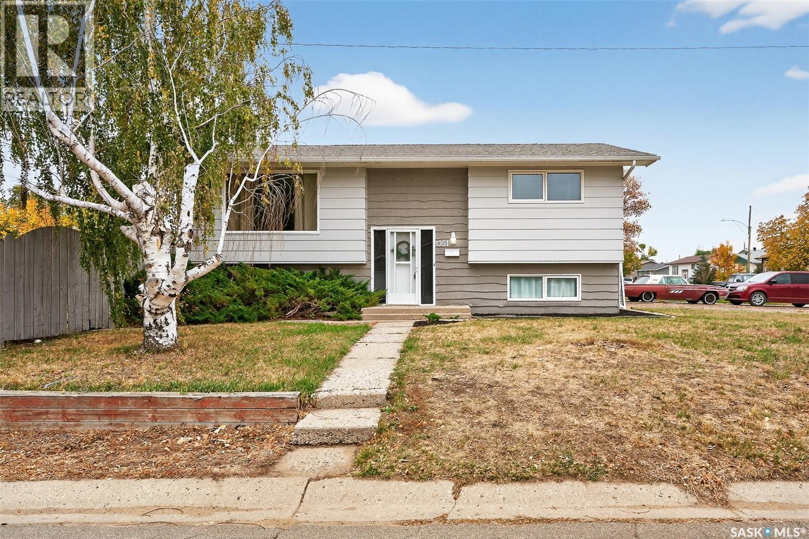 1351 14 Avenue Southwest, Moose Jaw, SK S6H 0S9