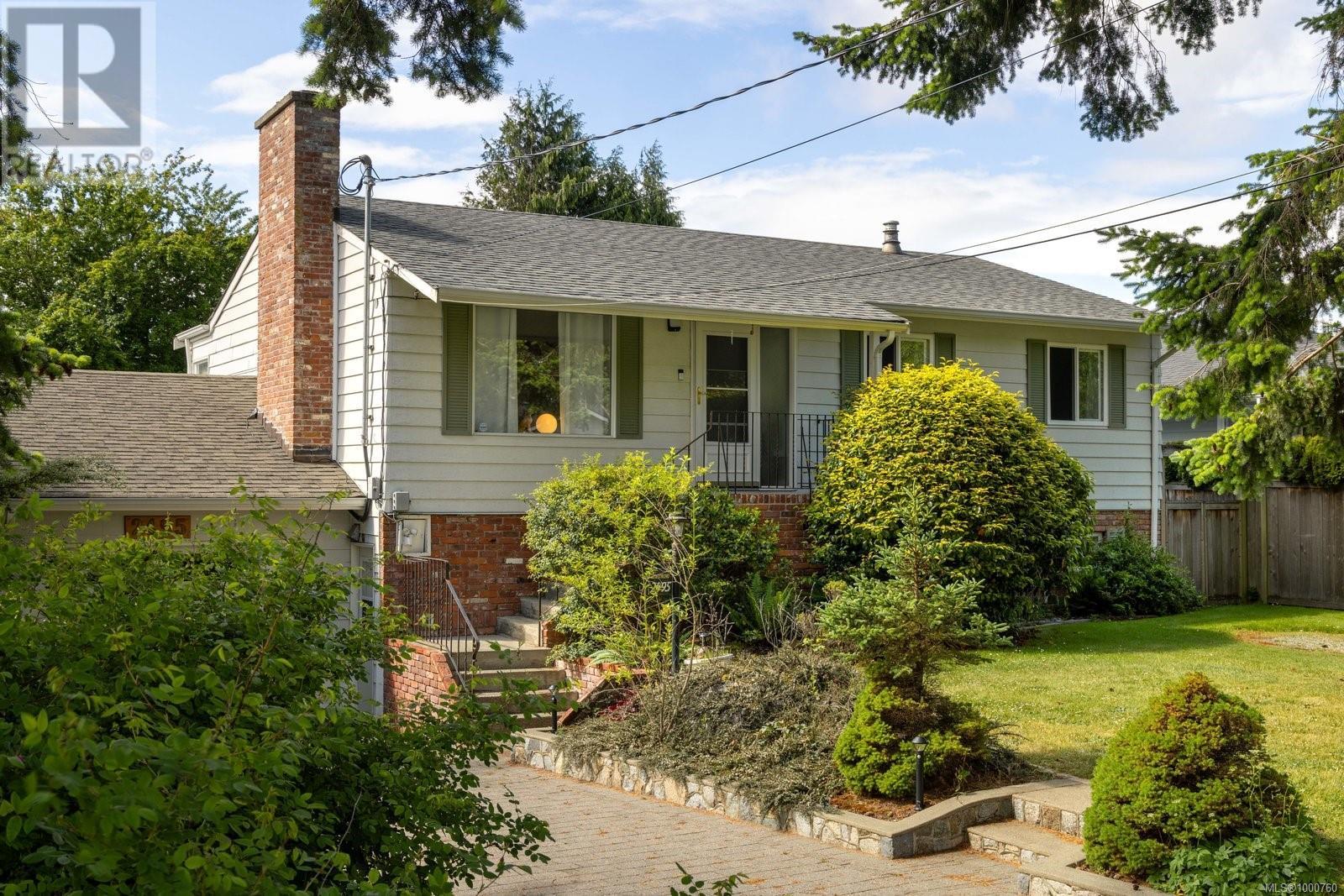 2495 Beaufort Rd, Sidney, BC V8L 2K1