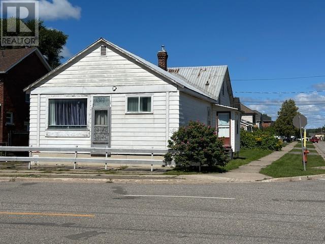 32 Wallace Ter, Sault Ste. Marie, ON P6C 1K1