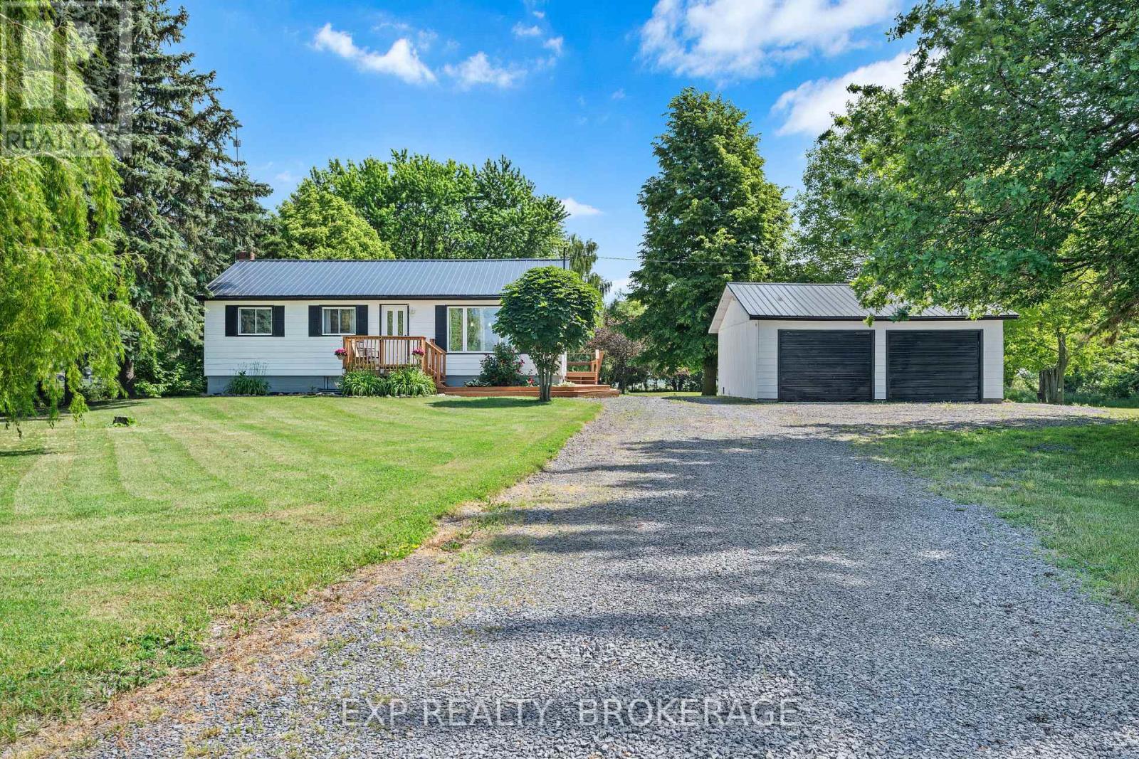 912 8th Line Rd, Frontenac Islands, ON K0H 2Y0